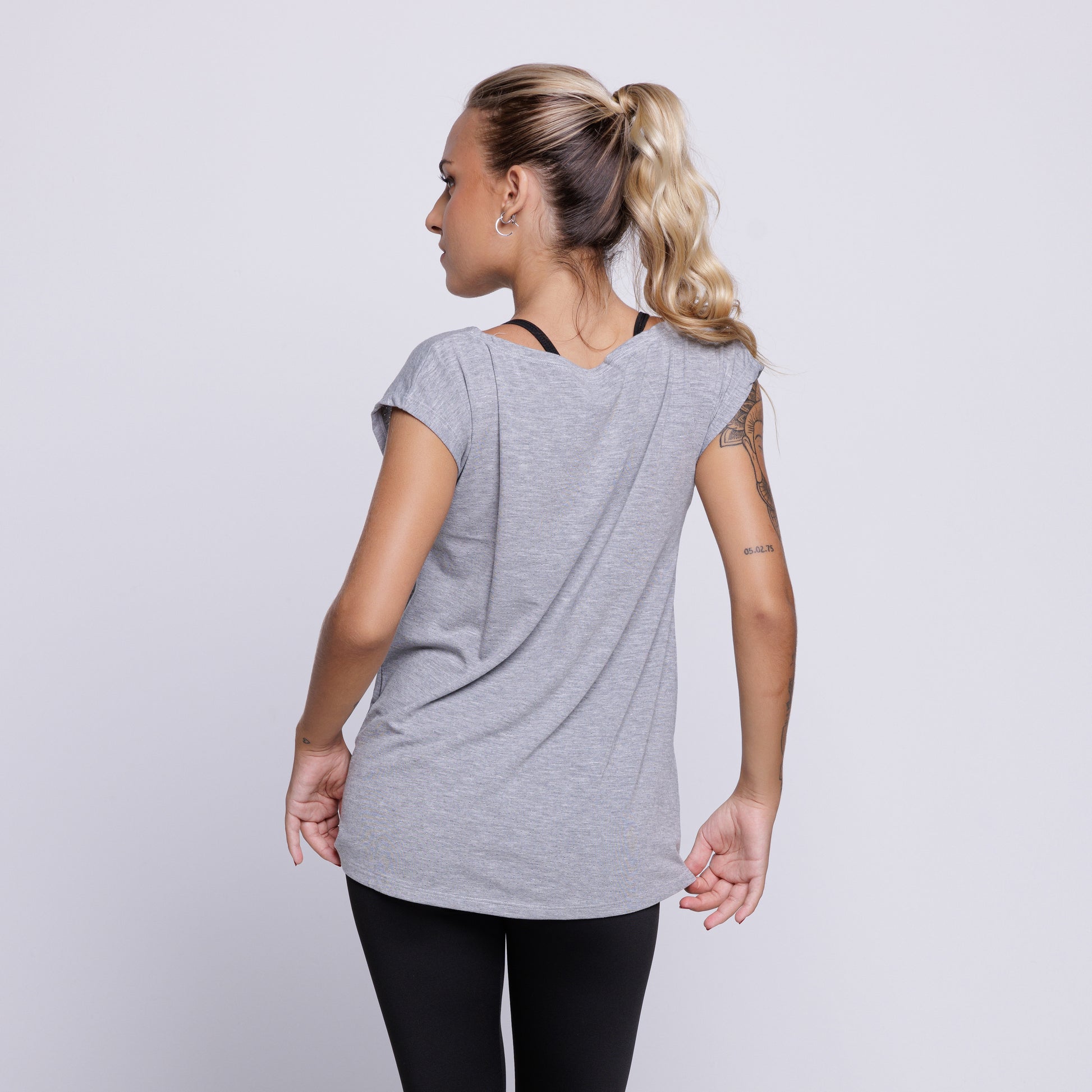 Blusa Fitness Furadinha Cinza - VEKYO