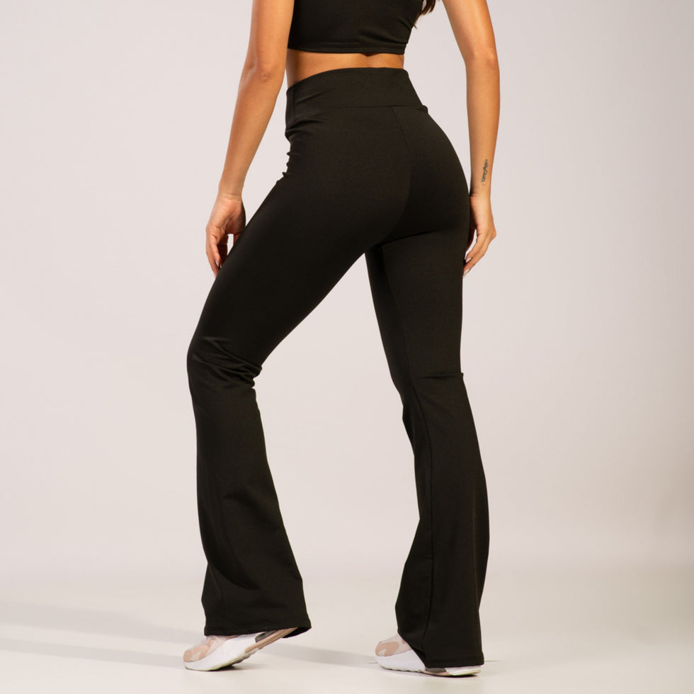 Look completo com Calça Flare Peluciada Bailarina Preto Vekyo e acessórios