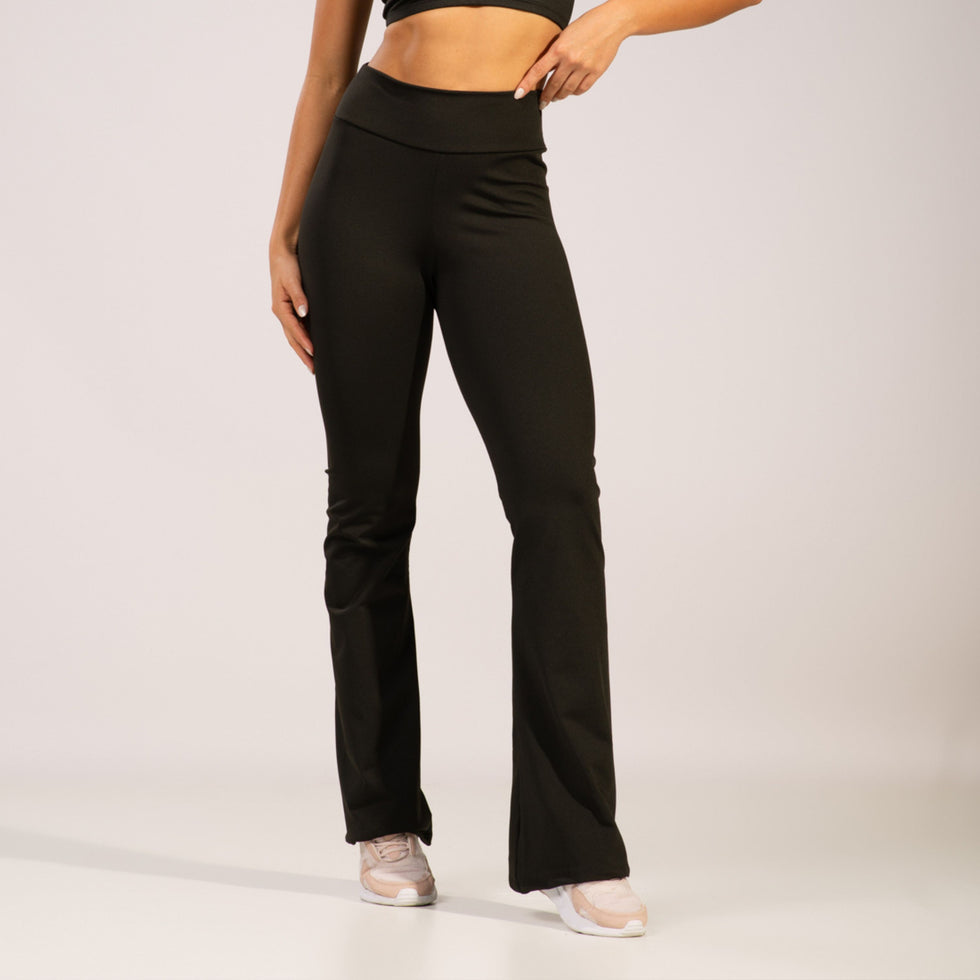Look casual com Calça Flare Peluciada Bailarina Preto