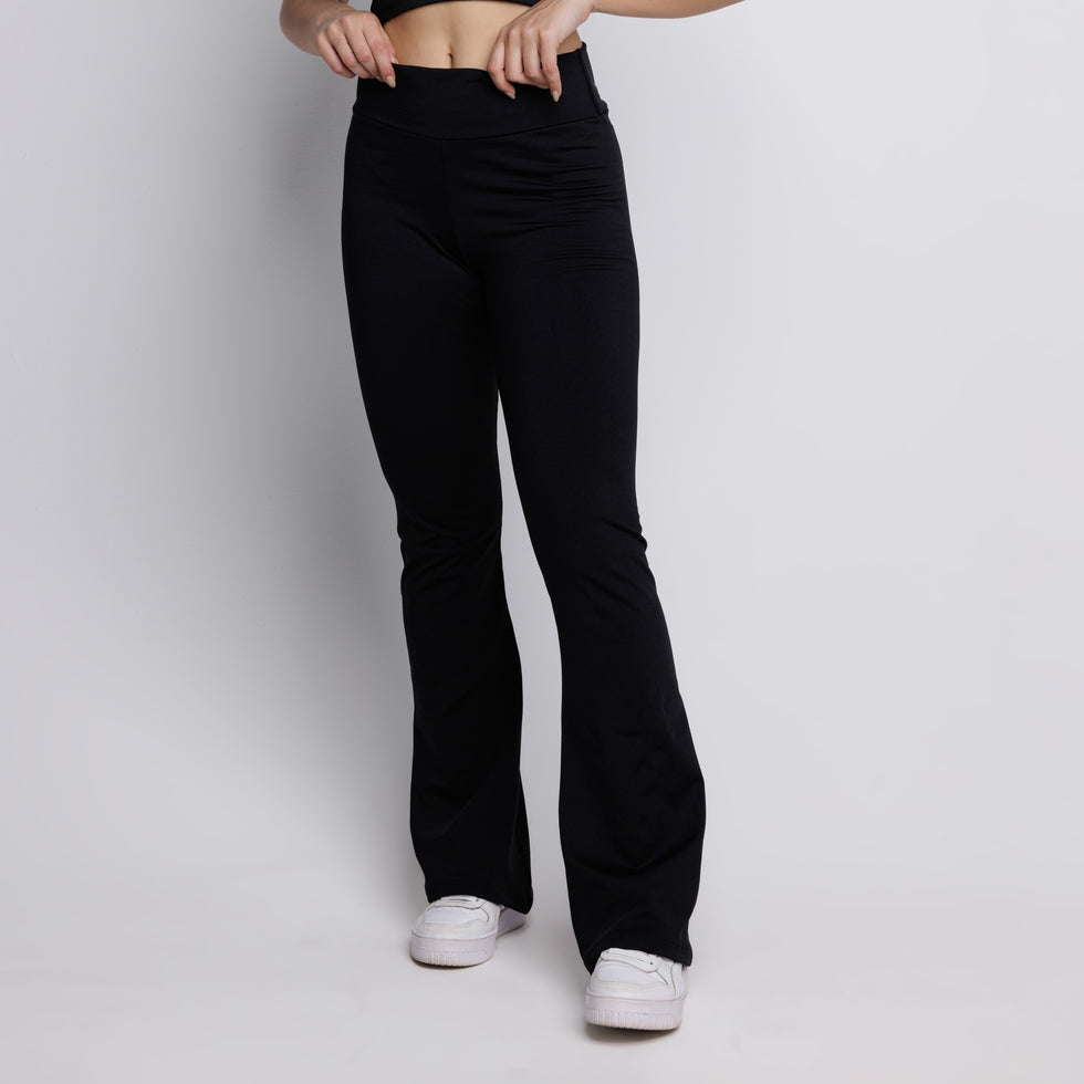 Vista lateral da Calça Flare Peluciada Bailarina Preto Vekyo