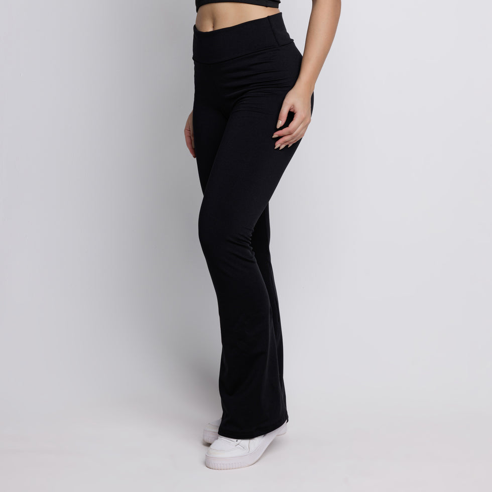 Detalhe da barra flare da Calça Flare Peluciada Bailarina Preto Vekyo