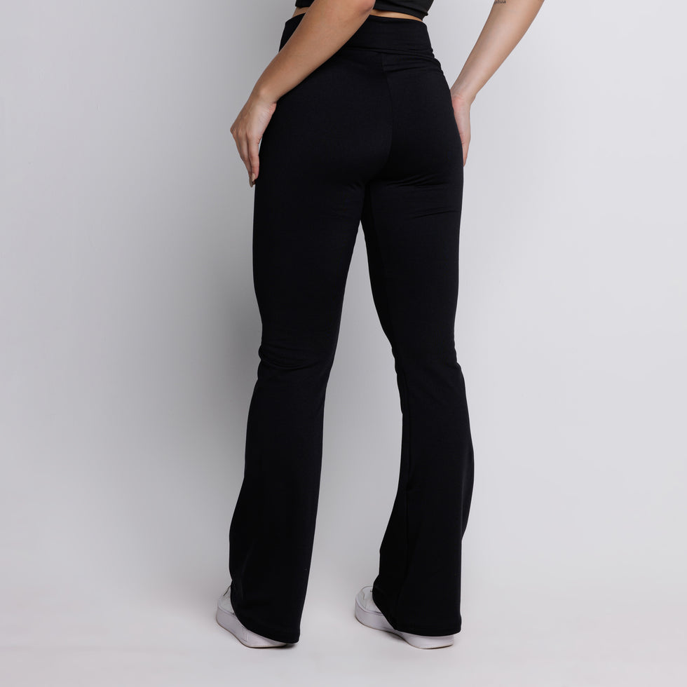 Traseira da Calça Flare Peluciada Bailarina Preto Vekyo