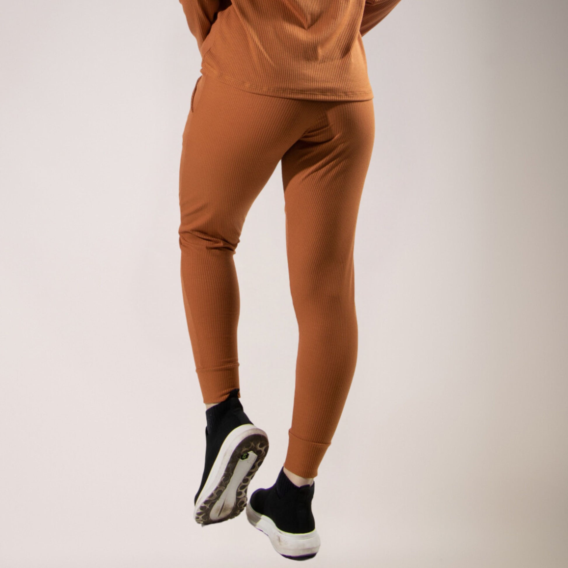 Calça Jogger Comfy Canelada Feminina Com Bolso Caramelo - VEKYO