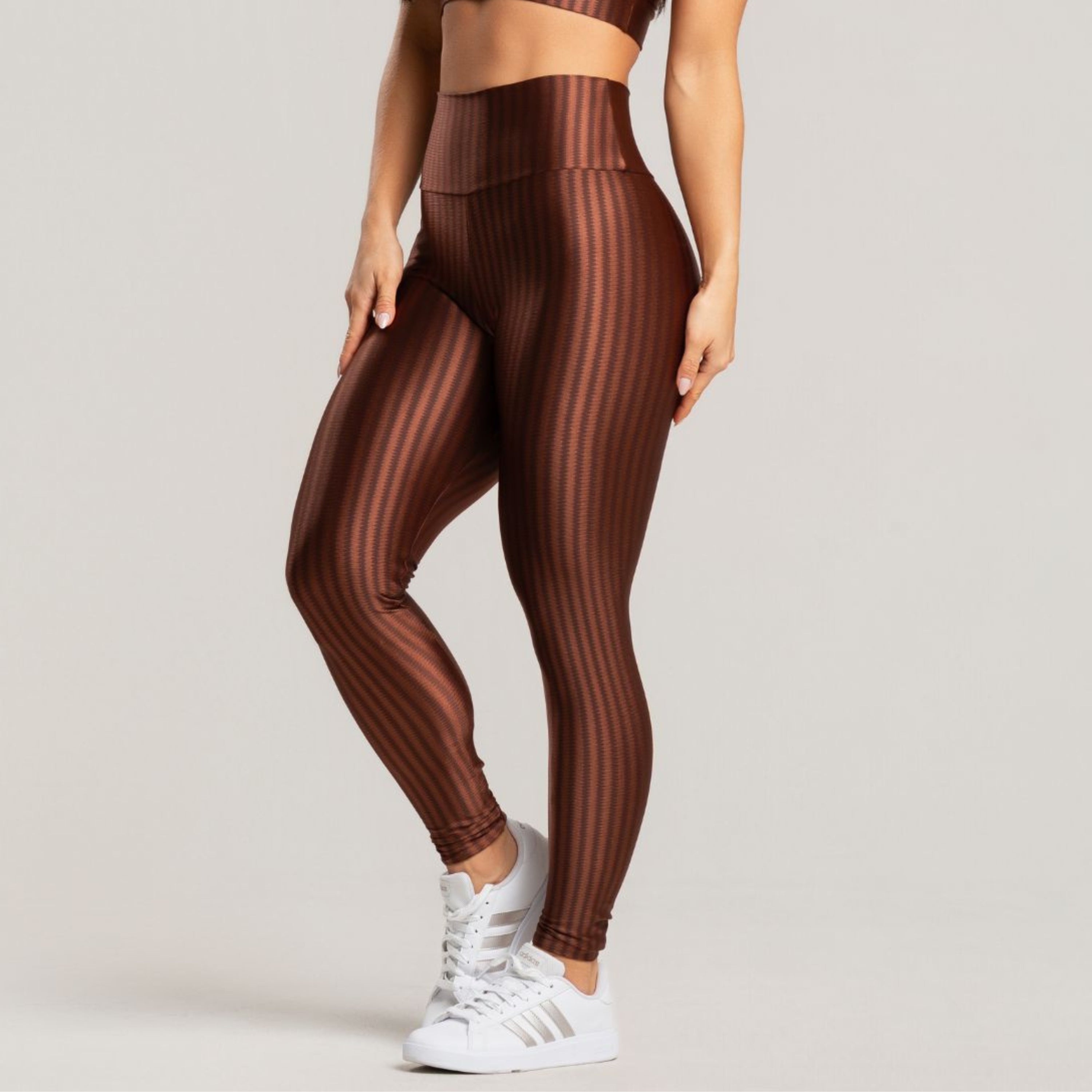 Calça Legging Fitness New Zig Poliamida Marrom da Vekyo em segundo ângulo, destacando o acabamento e a versatilidade do look