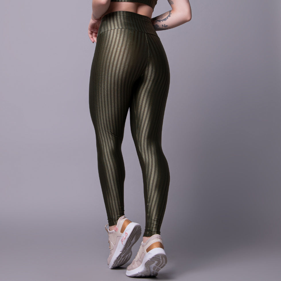 Calça Legging Fitness New Zig Poliamida Verde vista de frente. Modelo Vekyo em ambiente claro.