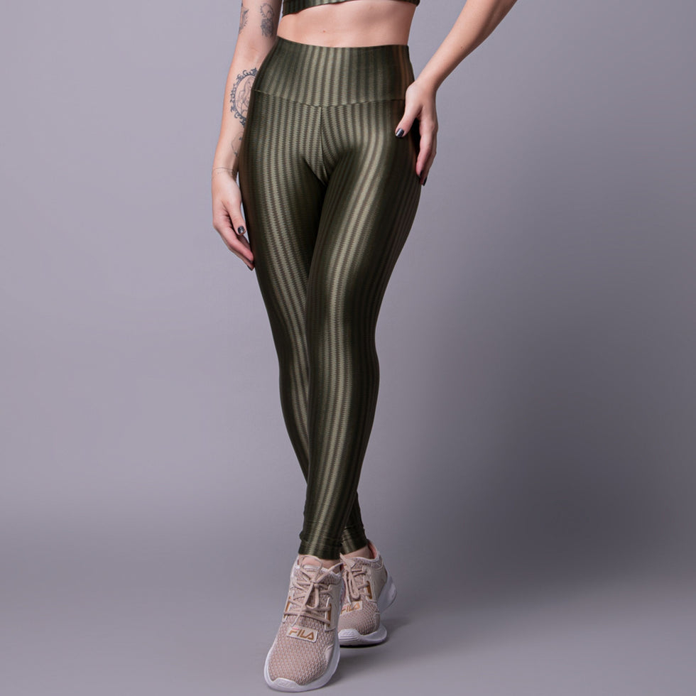 Vista lateral da Calça Legging Fitness New Zig Poliamida Verde com acabamento premium Vekyo.