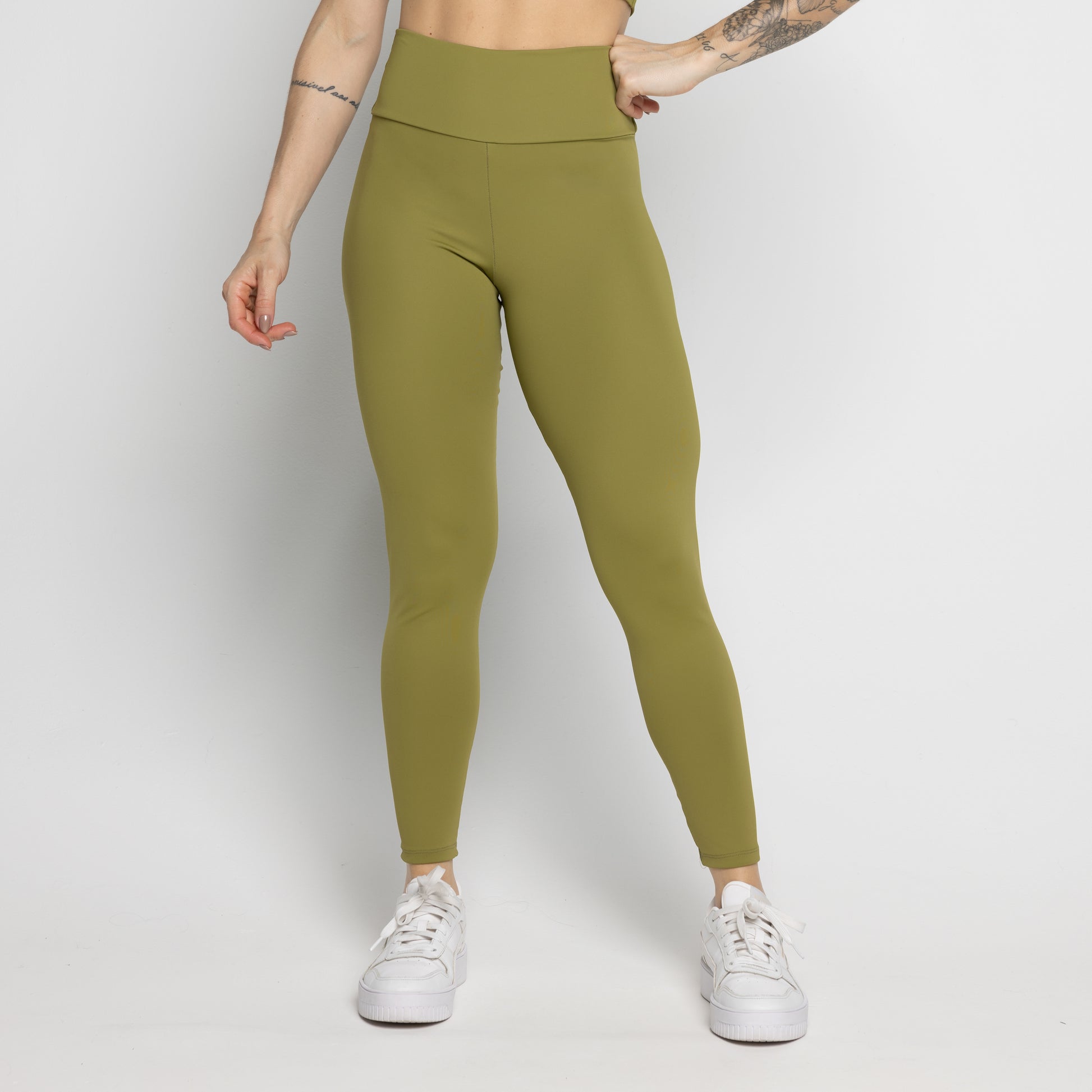 Modelo de frente usando a Calça Legging Not So Basic Pistache Vekyo