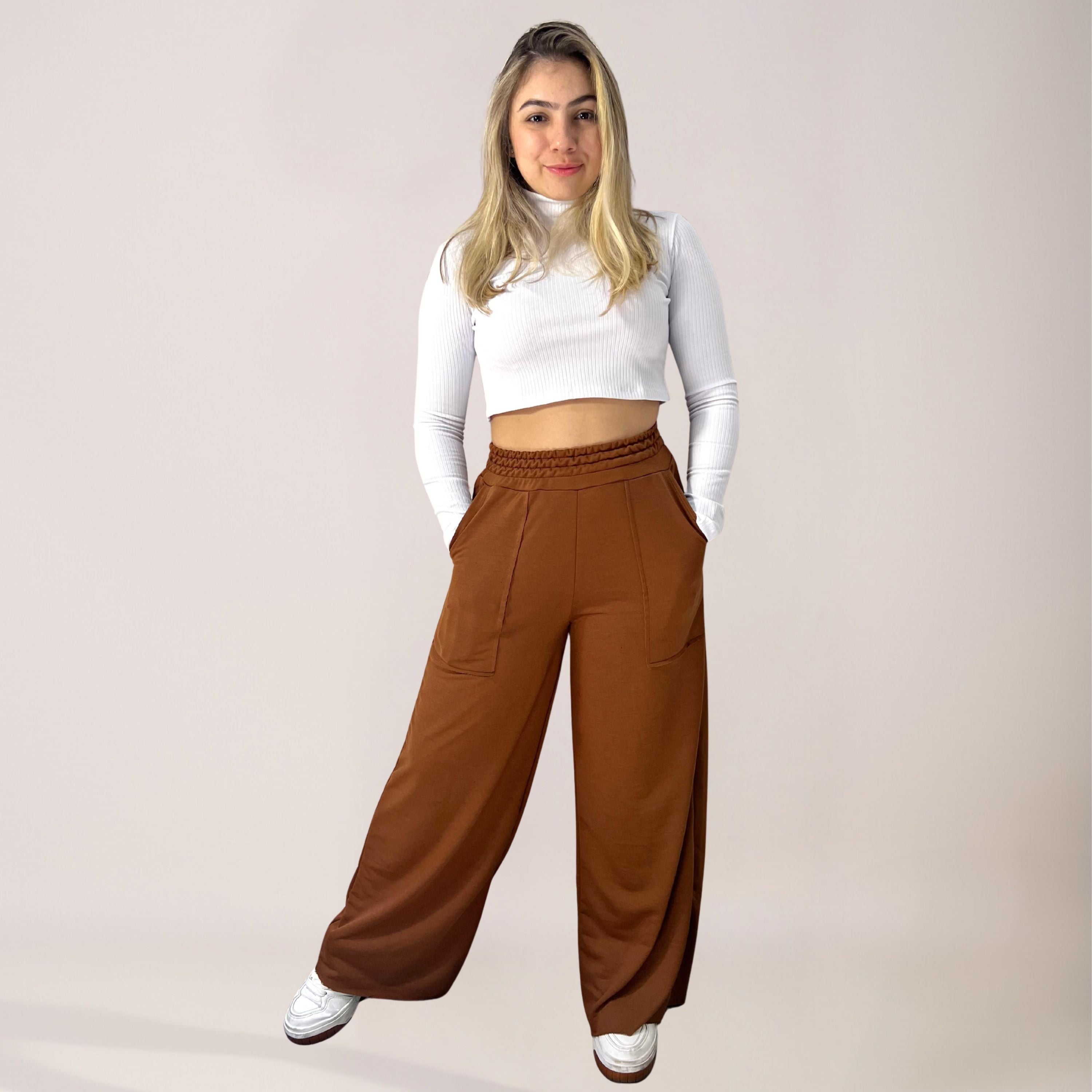 Calça Wide Leg Pantalona Cintura Alta Bolso Moletinho Marrom da Vekyo em destaque, evidenciando modelagem pantalona e bolsos funcionais