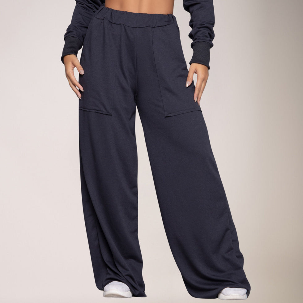 Detalhe do caimento e tecido moletinho premium da calça Vekyo.