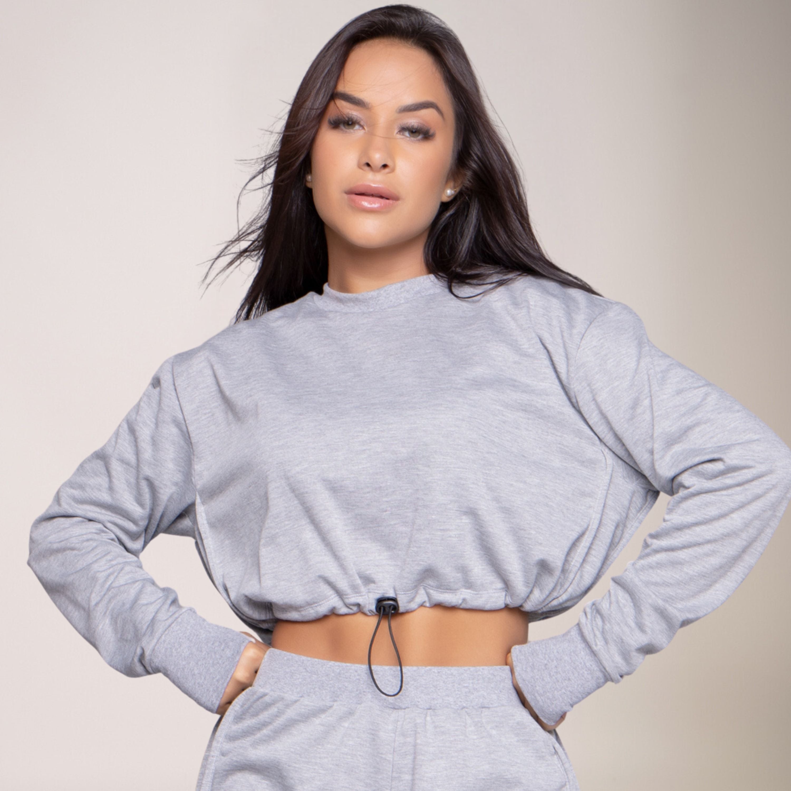 Cropped Manga Longa Moletinho Com Regulagem Cinza da Vekyo mostrando caimento confortável e estilo urbano