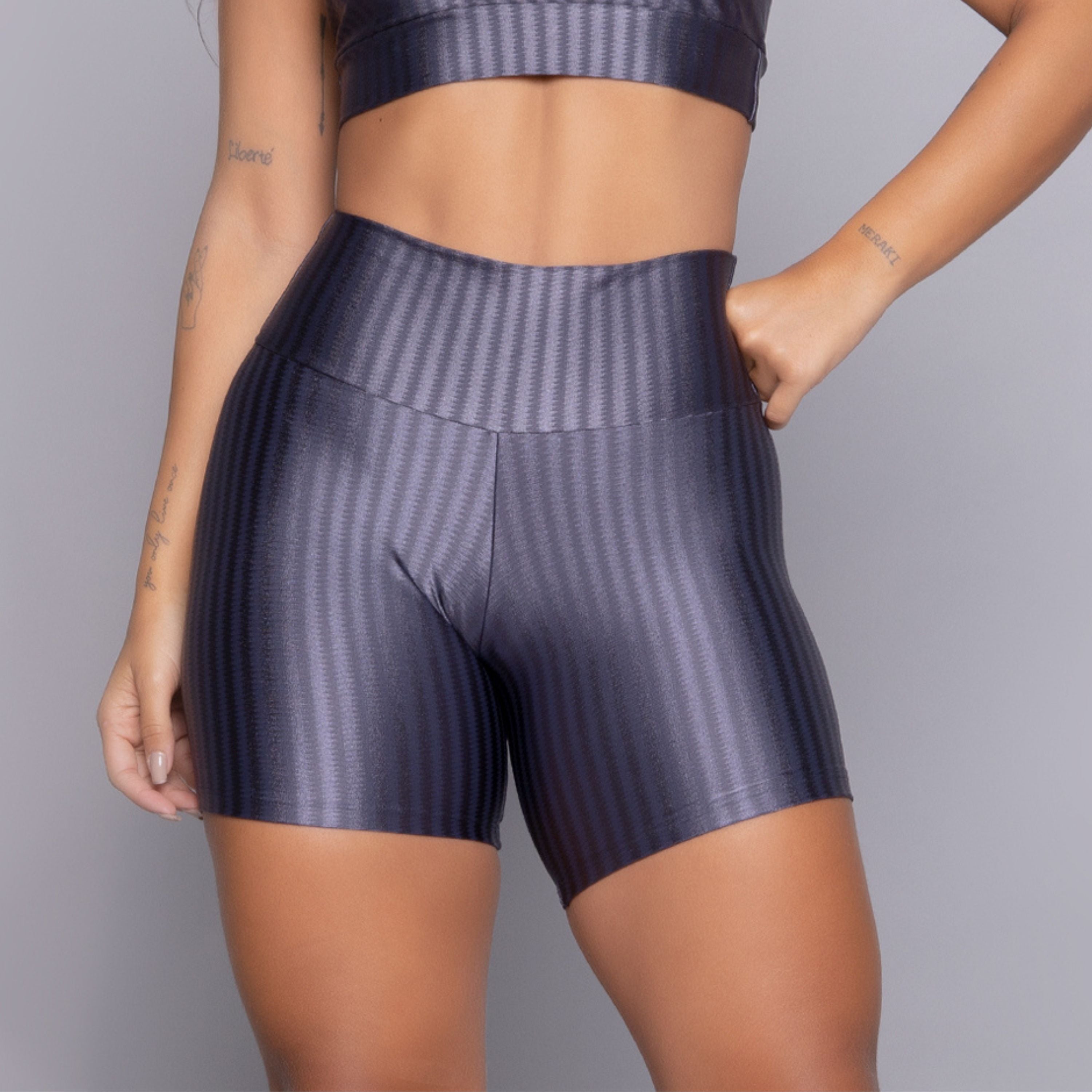 Short Fitness New Zig Cinza Vekyo em segundo ângulo, destacando conforto e acabamento elegante