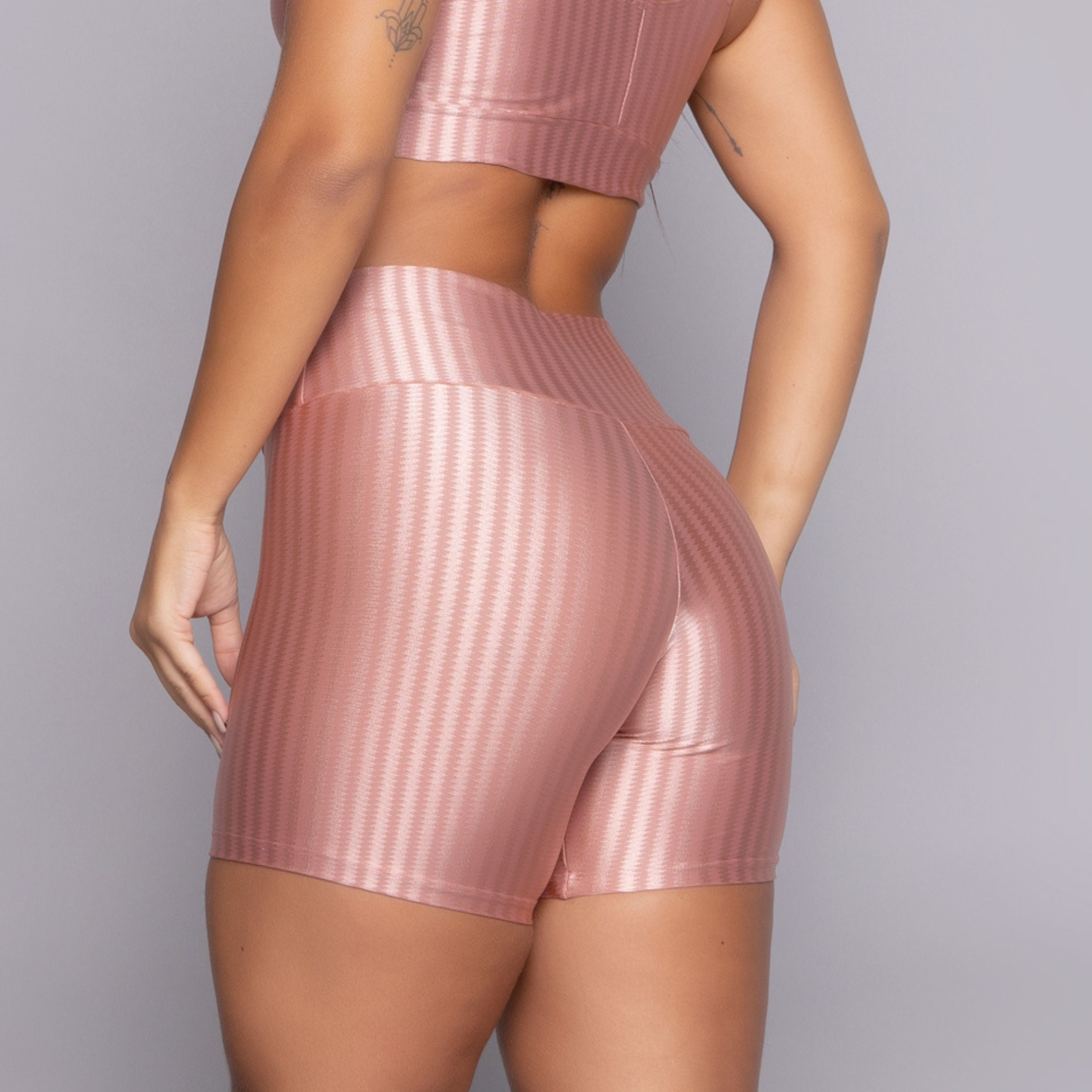 Short Fitness New Zig Rosa Claro da Vekyo em outro ângulo com acabamento moderno para looks fitness estilosos