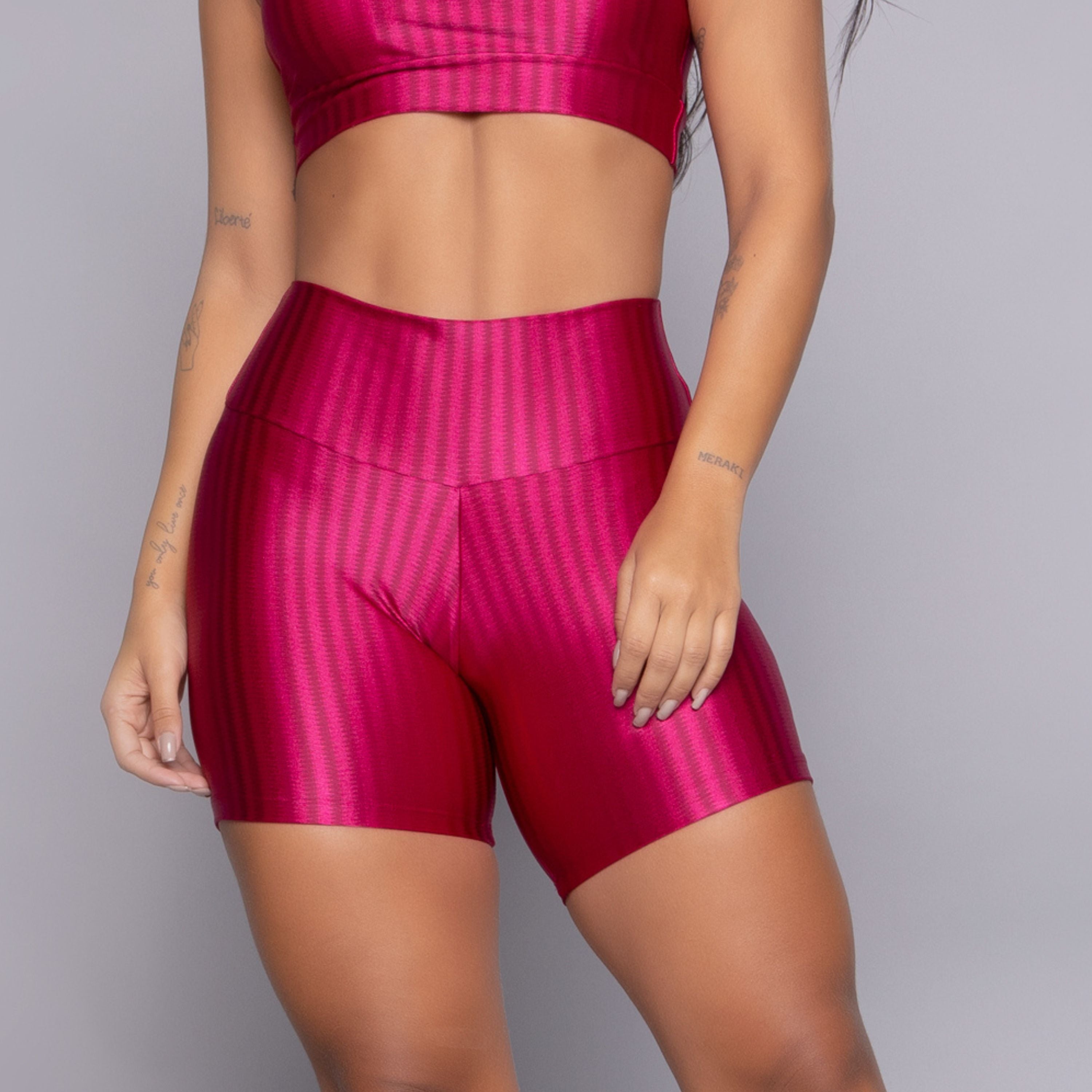 Short Fitness New Zig Rosa Escuro da Vekyo em outro ângulo, acabamento elegante para treino e athleisure