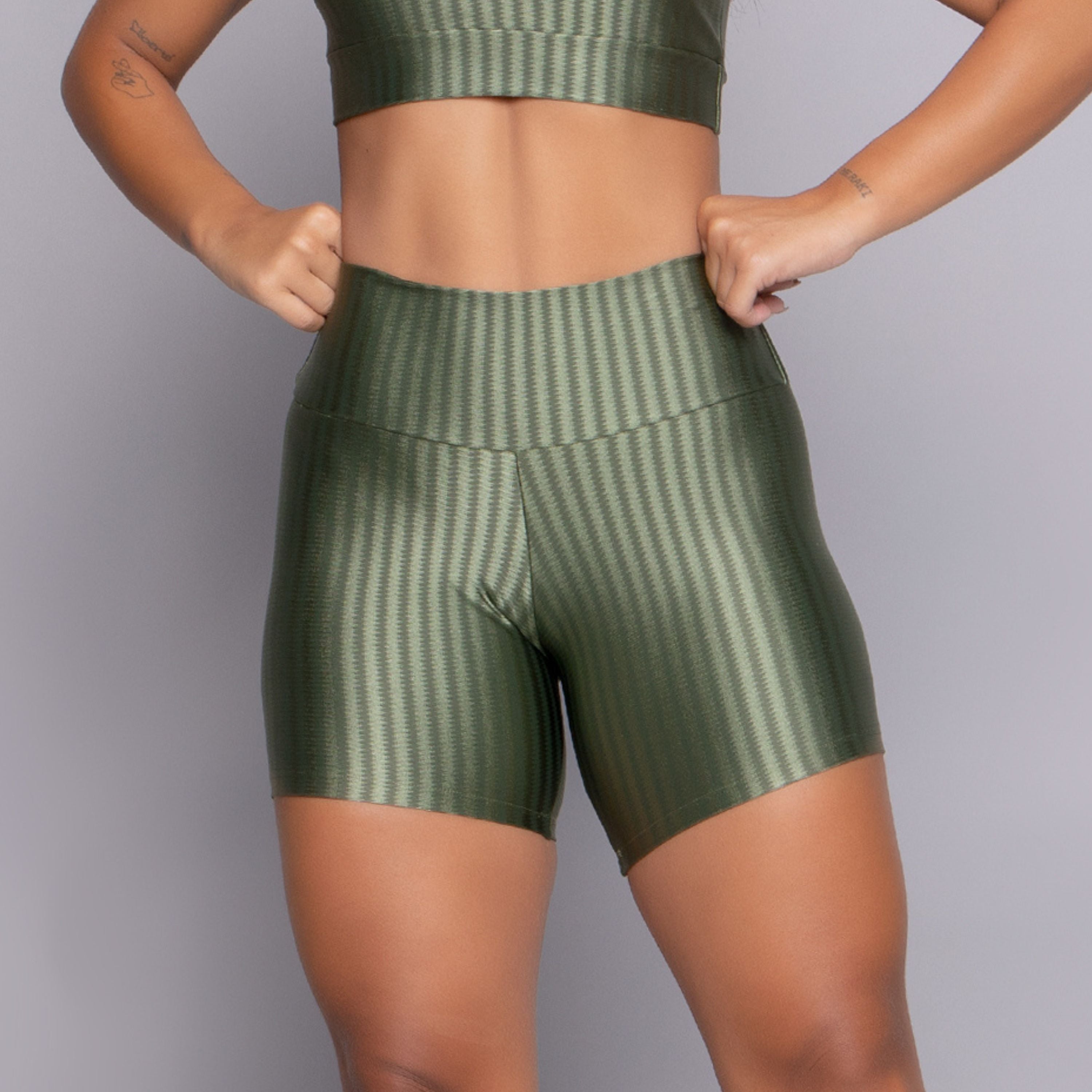 Short Fitness New Zig Verde da Vekyo em vista lateral, destacando a modelagem esportiva e elegante