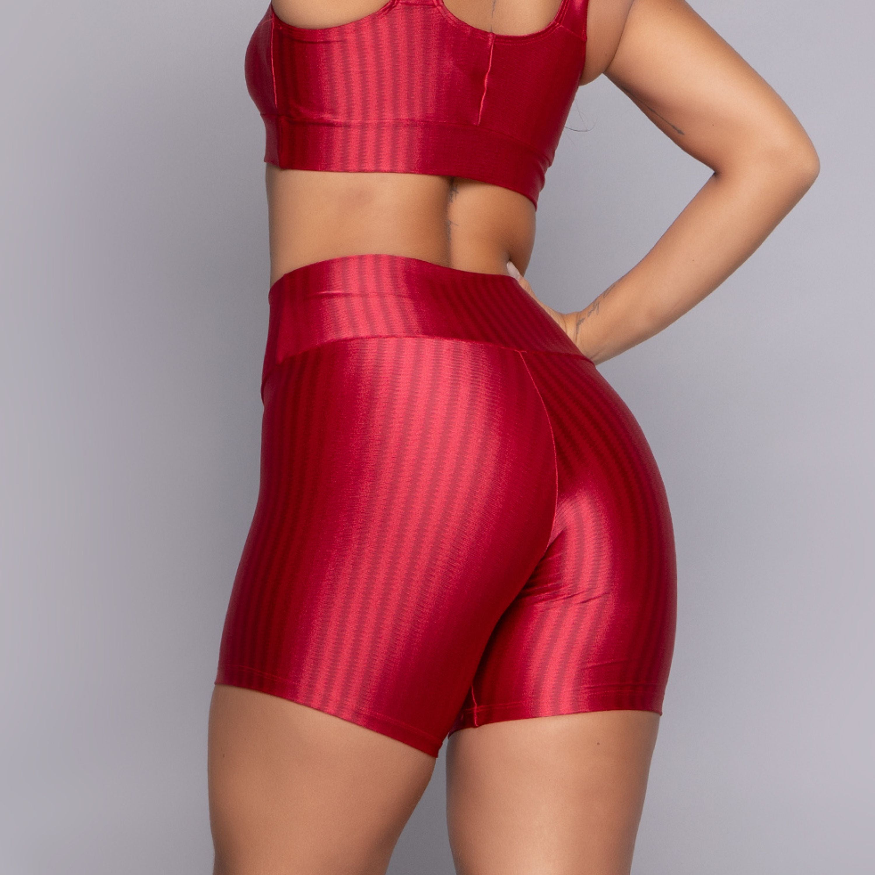 Short Fitness New Zig Vermelho da Vekyo em ângulo complementar destacando caimento e acabamento