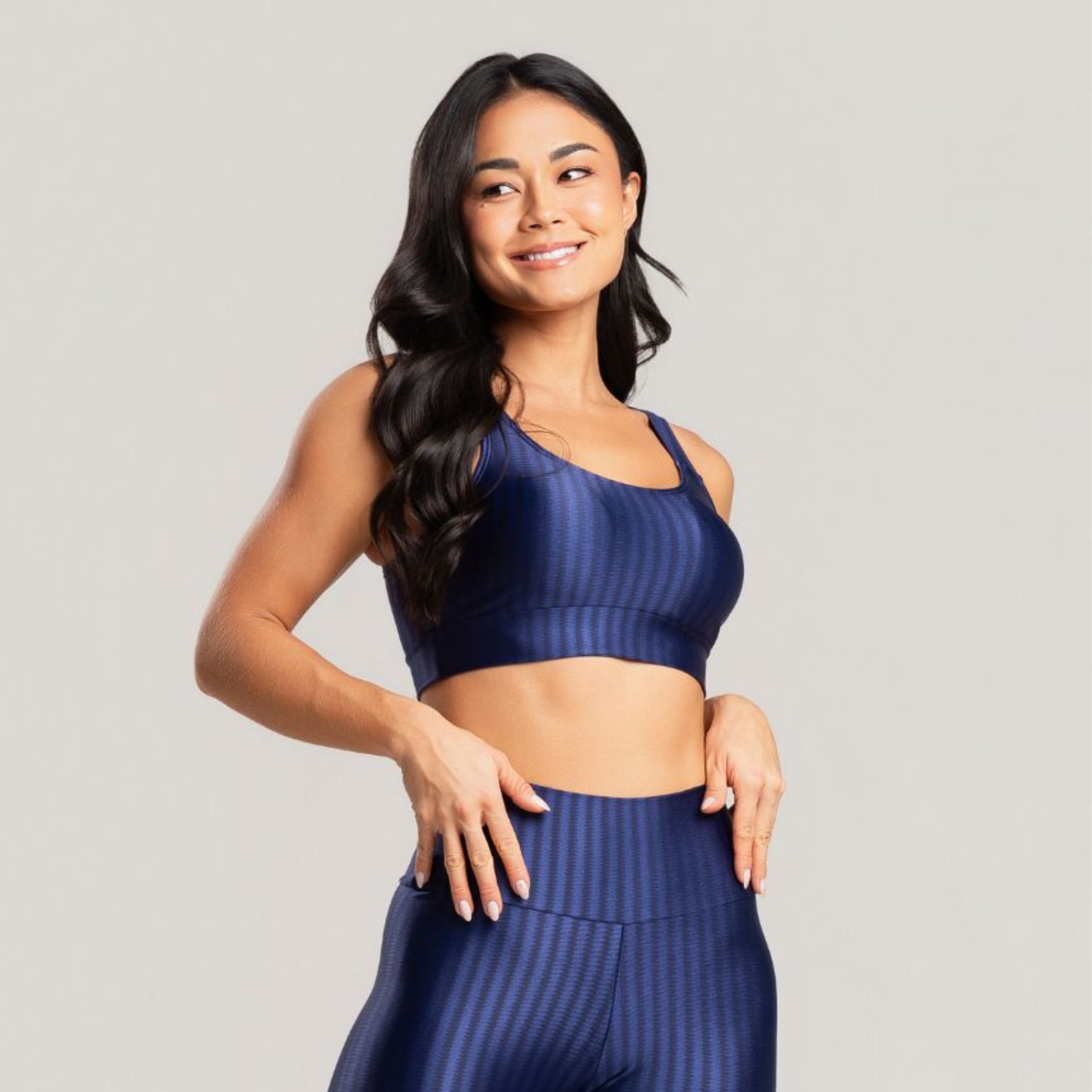 Top Fitness New Zig Com Bojo Removível Marinho da Vekyo em visual frontal com caimento ajustado