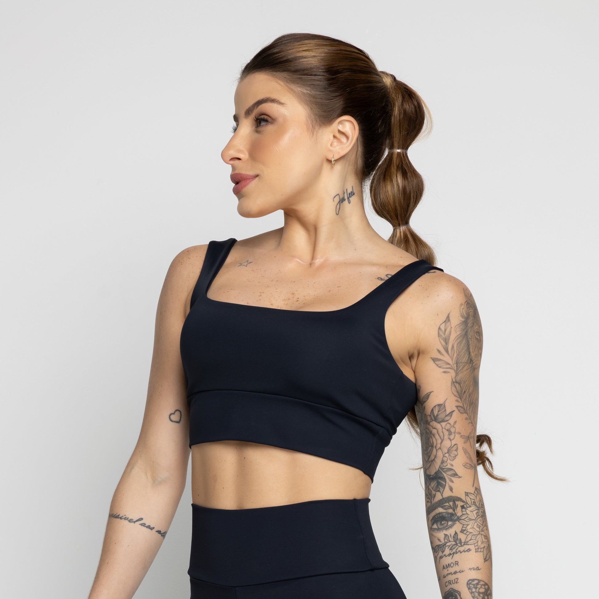 Top Fitness Not So Basic Preto da Vekyo para looks versáteis e modernos