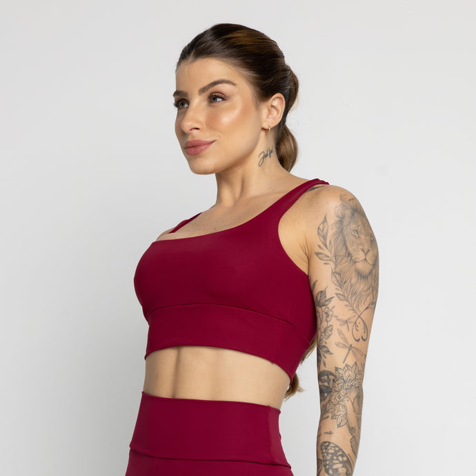 Top Fitness Not So Basic Vinho Vekyo: lateral, alças reforçadas e caimento impecável.