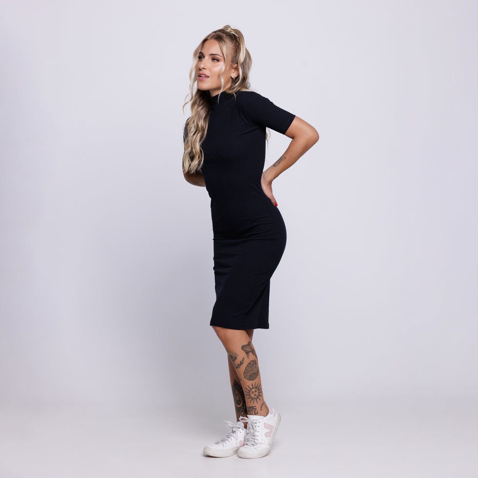 Vestido Midi Vekyo - Detalhe em close da gola alta e malha canelada